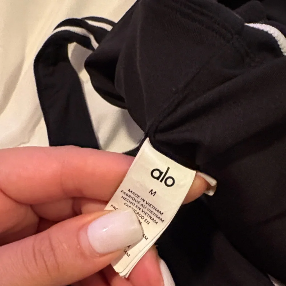 ALO Yoga Black Sports Bra and Leggings Set - Picture 5 of 5